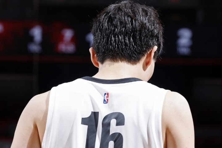 上演单手劈扣你给杨瀚森本场的表现打几分