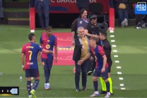 没踢够~费兰被换下时不太开心，踢开场边放着的足球